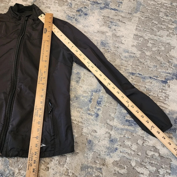 Brooks black running jacket.  Shelter technology.  Full zip.  Women's medium - Picture 16 of 16